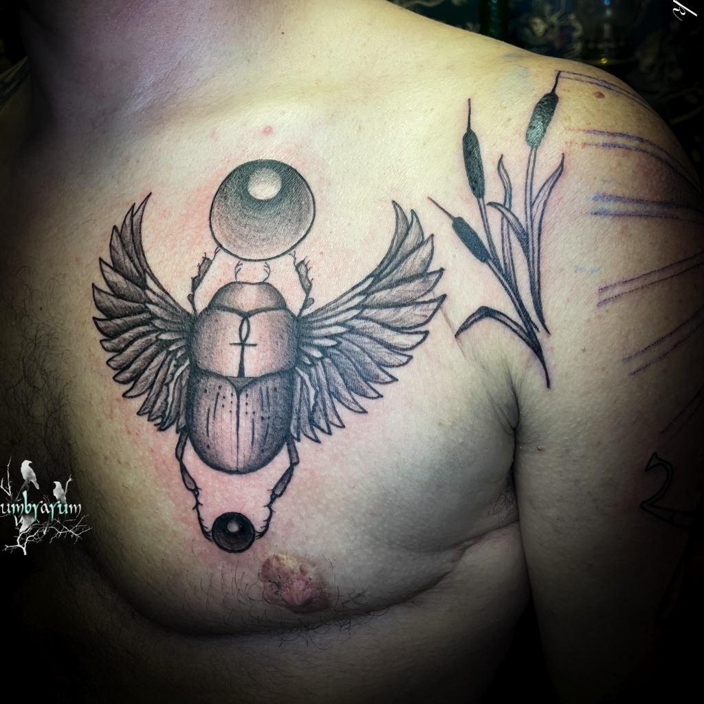 Bras tatoué avec une énigme égyptienne